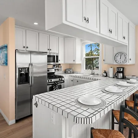 Bay View Paradise - Rooftop Deck, Off-Street Parking, King Suite, Washerdryer & Bay Views!